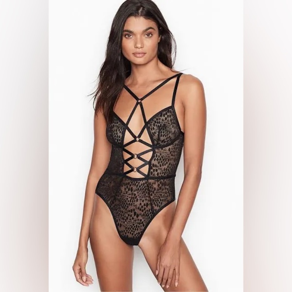 <3 Victoria’s Secret Snake Lace Triangle Teddy Intimates